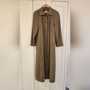 Gorgeous ladies trench coat with zip out liner . Olive . Designer .